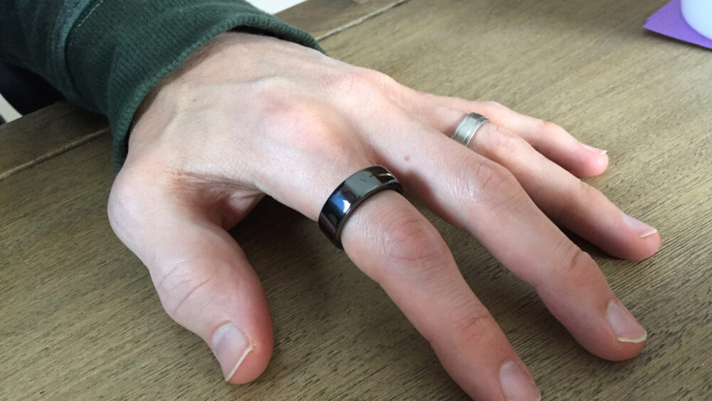 Pentagon Annuleert Miljoenencontract voor Slimme Ringen: Innovatie en Competitie Onder Druk