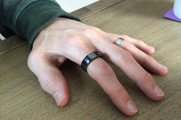 Pentagon Annuleert Miljoenencontract voor Slimme Ringen: Innovatie en Competitie Onder Druk