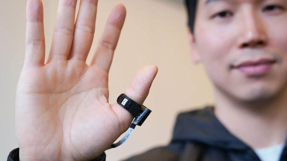 Revolutionaire AI-smart ring SpellRing vertaalt gebarentaal naar tekst en spraak