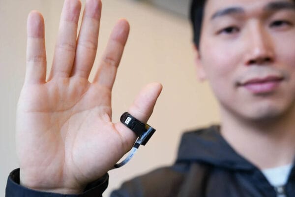 Revolutionaire AI-smart ring SpellRing vertaalt gebarentaal naar tekst en spraak